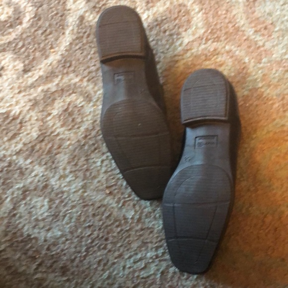 Black dress shoes- size 5-1/2 .. never worn tag still on. Buckle across top. - Picture 4 of 4